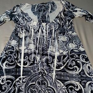 APT. 9 Black And White Top. Size Medium.